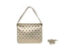 BOLSO MANO CON BANDOLERA TACHUELAS. REF: SS4156